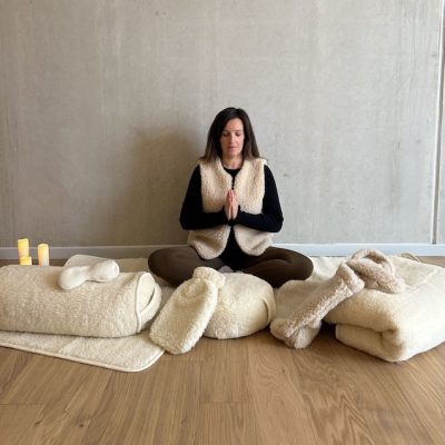 Gamme douceur tapis de yoga et accessoires de méditation et relaxation Yogom Mathilde Corbin Gamme douceur tapis de yoga et accessoires de méditation et relaxation Yogom Mathilde Corbin