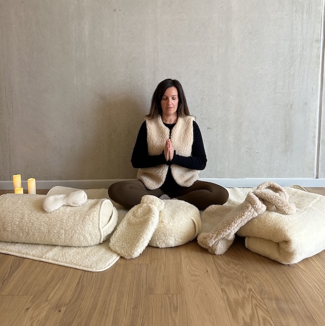 Gamme douceur tapis de yoga et accessoires de méditation et relaxation Yogom Mathilde Corbin