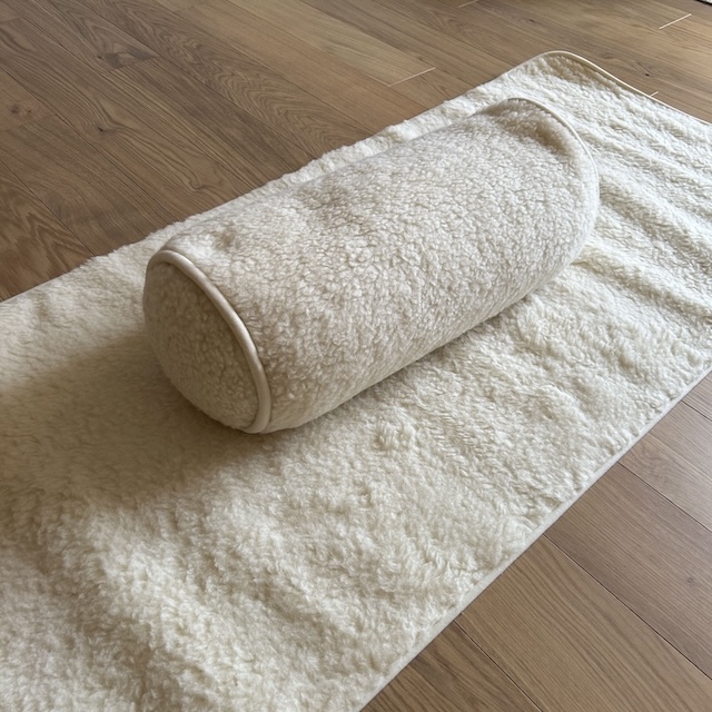 bolster sur tapis de yoga de méditation en laine Yogom