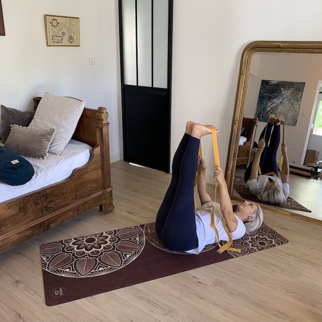 posture de yoga avec sangle d'étirement en coton sur tapis de yoga yogom