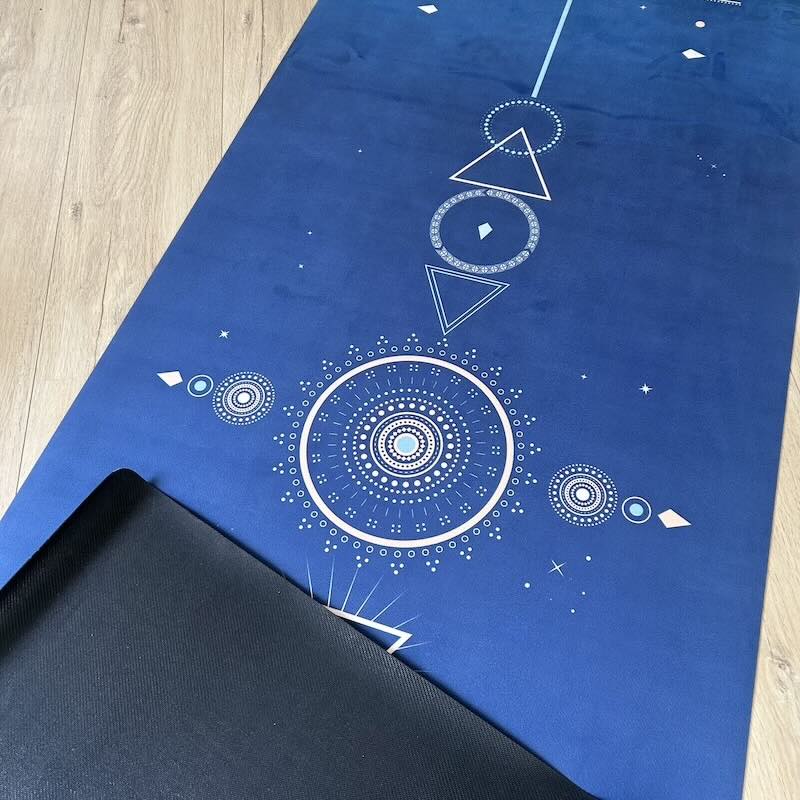 Tapis de yoga Voyage Yogom Samadhi bleu focus envers