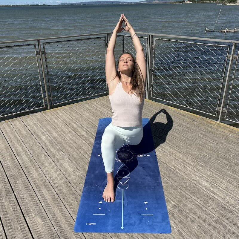 Tapis de yoga Voyage Yogom Samadhi bleu posture 1