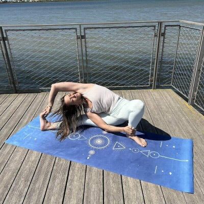 Tapis de yoga Voyage Yogom Samadhi bleu posture 2 Tapis de yoga Voyage Yogom Samadhi bleu posture 2