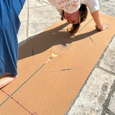 Tapis de yoga en liège Yogom Samadhi color – focus chien tête en bas Tapis de yoga en liège Yogom Samadhi color - focus chien tête en bas