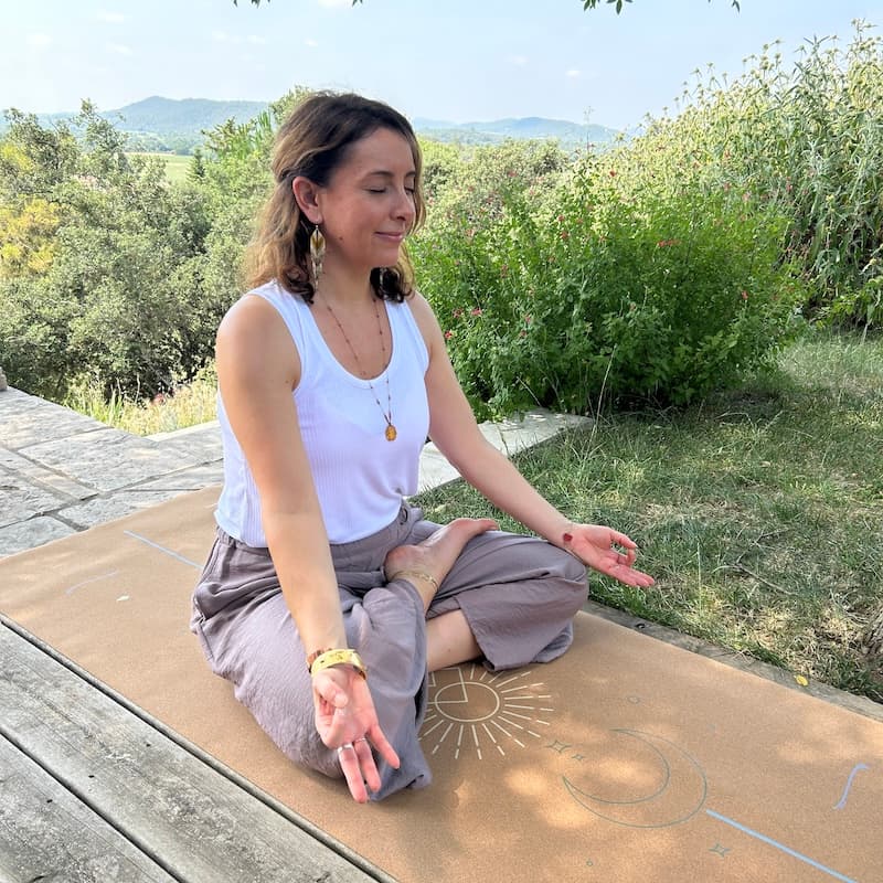 Tapis de yoga de voyage Yogom en liège - focus maéditation