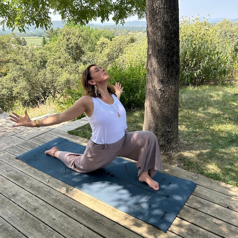 Tapis de yoga épais Yomad Yogom totem bleu marine posture ouverture du coeur