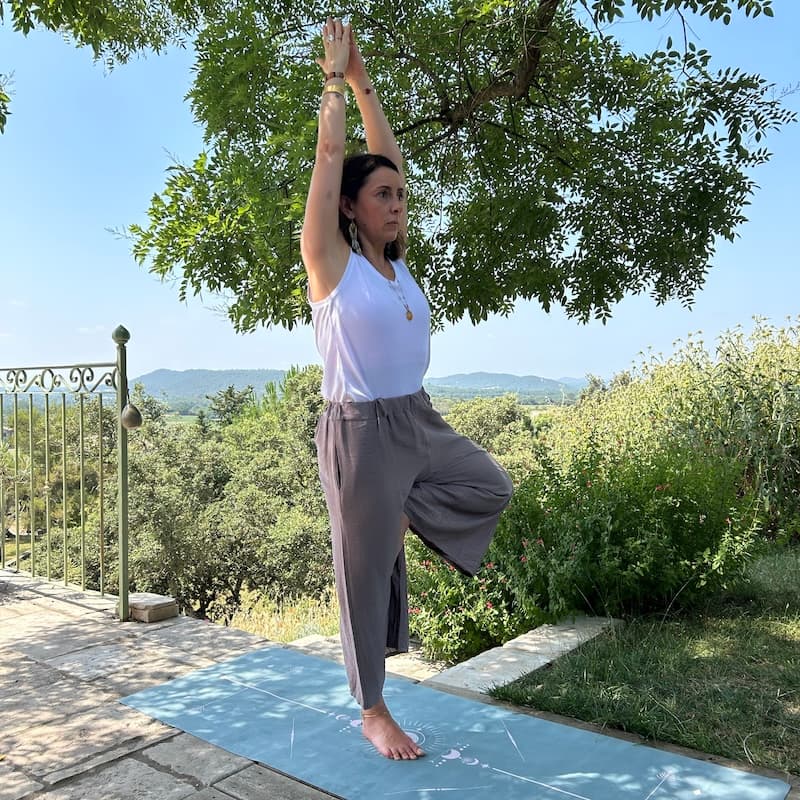 tapis de yoga de voyage Yogom totem bleu vert - posture d'équilibre arbre