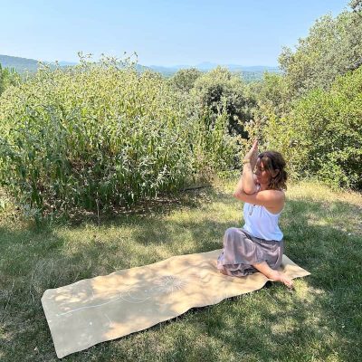 Tapis de yoga de voyage Yogom Lune Vanille Yogom posture dans l’herbe Tapis de yoga de voyage Yogom Lune Vanille Yogom posture dans l'herbe