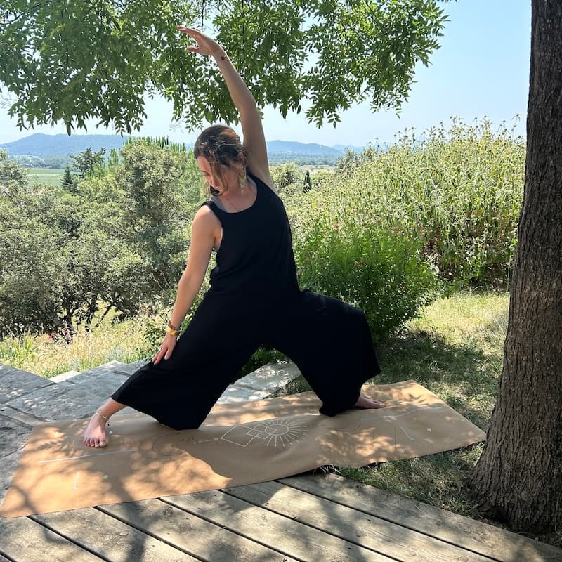 Tapis de yoga de voyage Yogom en liège - focus guerrier