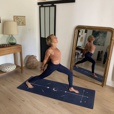 Tapis de yoga Performance totem marine.posture guerrier renversé Tapis de yoga Performance totem marine.posture guerrier renversé