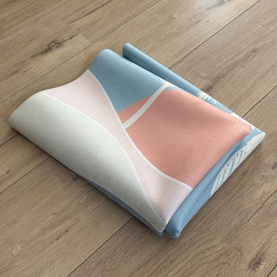 Tapis de yoga de voyage sunrise Yogom.plié en 4jpeg Tapis de yoga de voyage sunrise Yogom.plié en 4jpeg