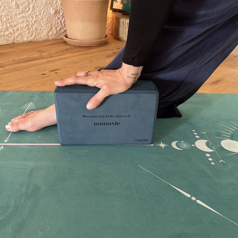 focus placement de la main sur une brique de yoga Yogom
