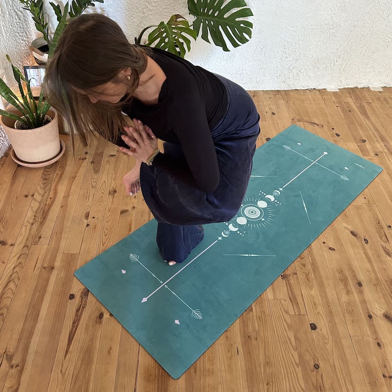prof de yoga pratique sur tapis de yoga Yogom Performance bodyline totem vert
