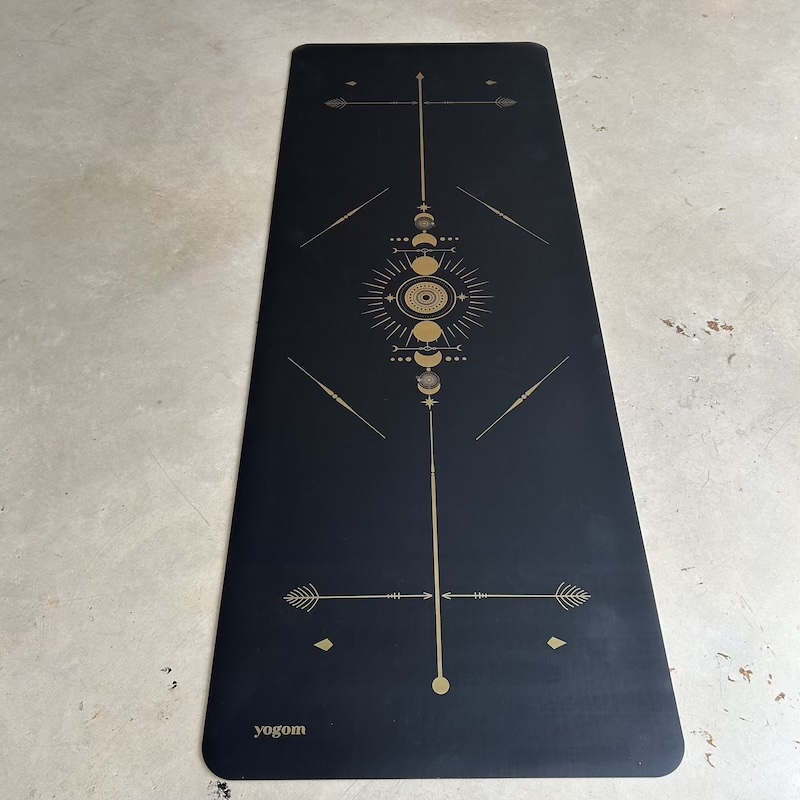 Tapis de yoga Star Totem noir doré déroulé au sol