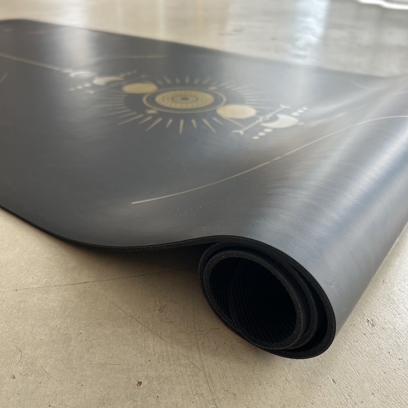 Tapis de yoga Star Totem noir doré focus matière