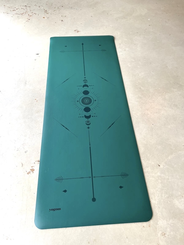 Tapis de yoga Star om canard déroulé au sol