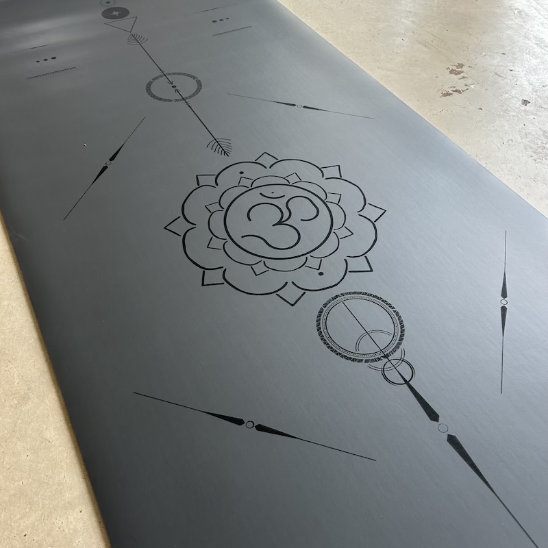 Tapis de yoga Star om noir déroulé au sol focu design