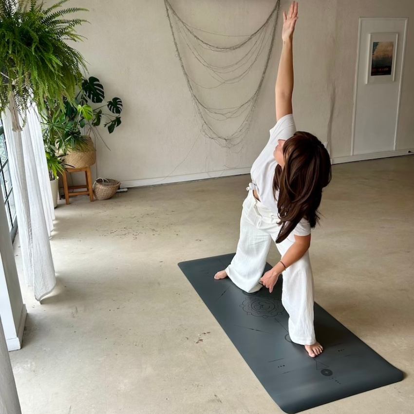 Tapis de yoga Star om noir posture 2