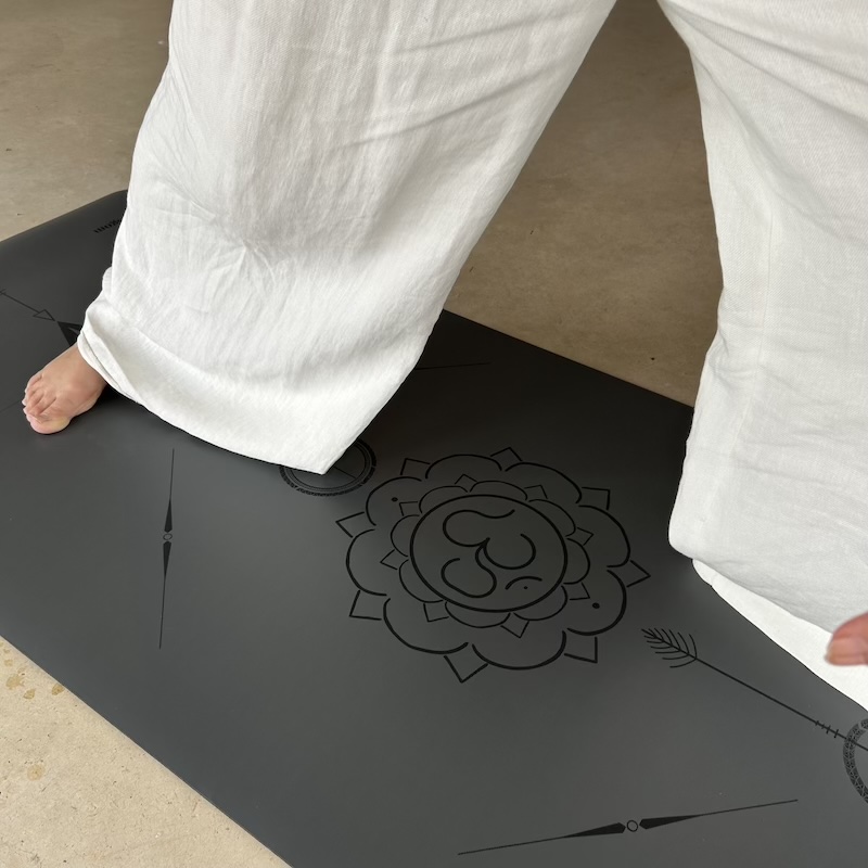 Tapis de yoga Star om noir posture focus pied