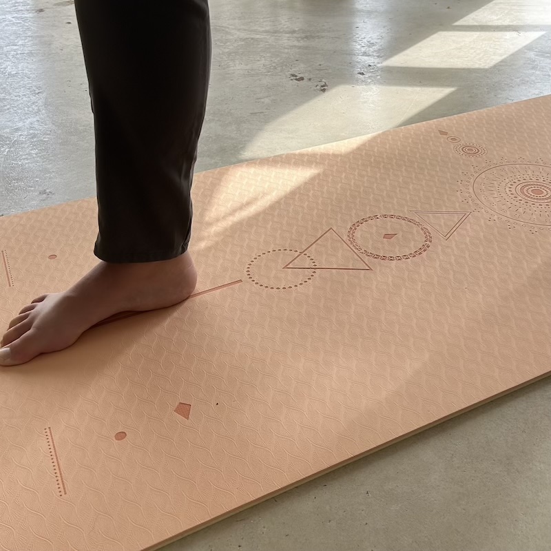 Tapis de yoga Yomad Samadhi corail Yogom focus pied sur matière