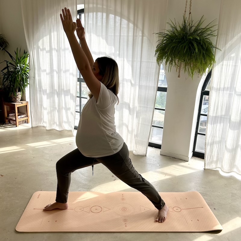 Tapis de yoga Yomad Samadhi corail Yogom posture guerrier 2