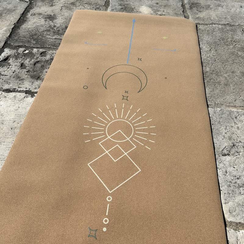 Tapis de yoga de voyage Yogom en liège - focus matière