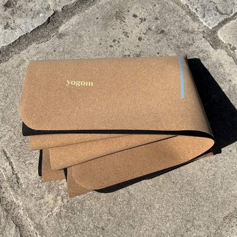 Tapis de yoga de voyage Yogom en liège - focus plié