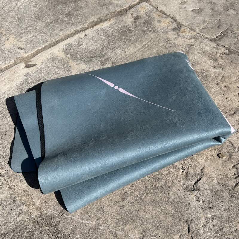 tapis de yoga de voyage Yogom totem bleu vert - focus plié