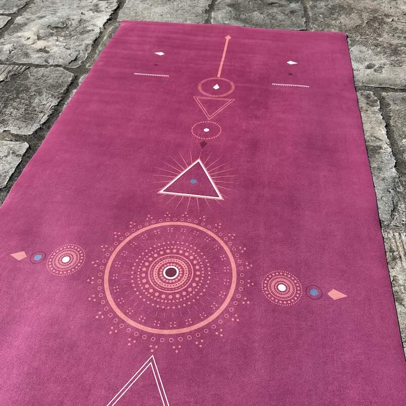 tapis de yoga de voyage Yogom Samadhi framboise - focus design