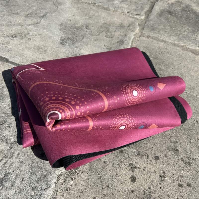 tapis de yoga de voyage Yogom Samadhi framboise - focus plié