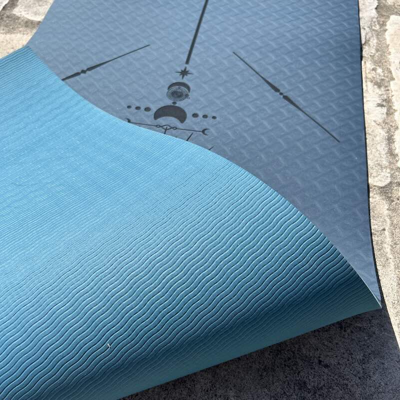 Tapis de yoga épais Yomad Totem Marine focus réversible