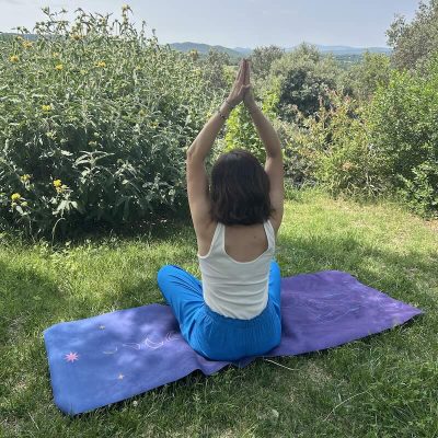 Tapis de yoga de voyage Yogom Collab Blandine Augier – Divine de Yogom – posture méditation Tapis de yoga de voyage Yogom Collab Blandine Augier - Divine de Yogom - posture méditation