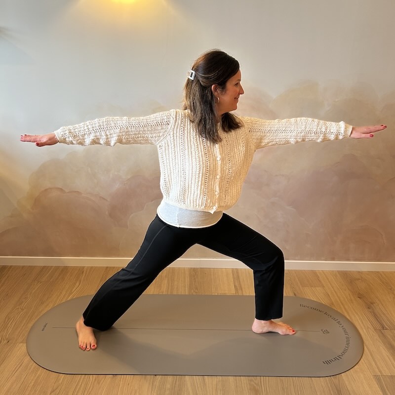 tapis de yoga Star Yogom antidérapant rond taupe mantra Yogom