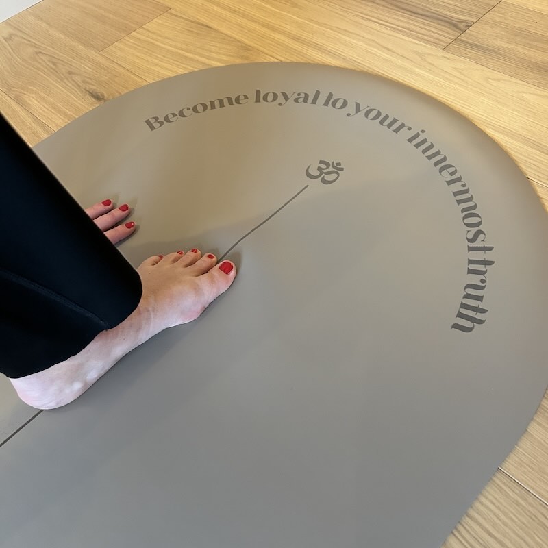 tapis de yoga Star Yogom antidérapant rond taupe mantra Yogom