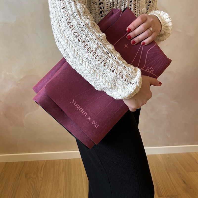 Tapis de yoga Voyage Divine cramberry Yogom